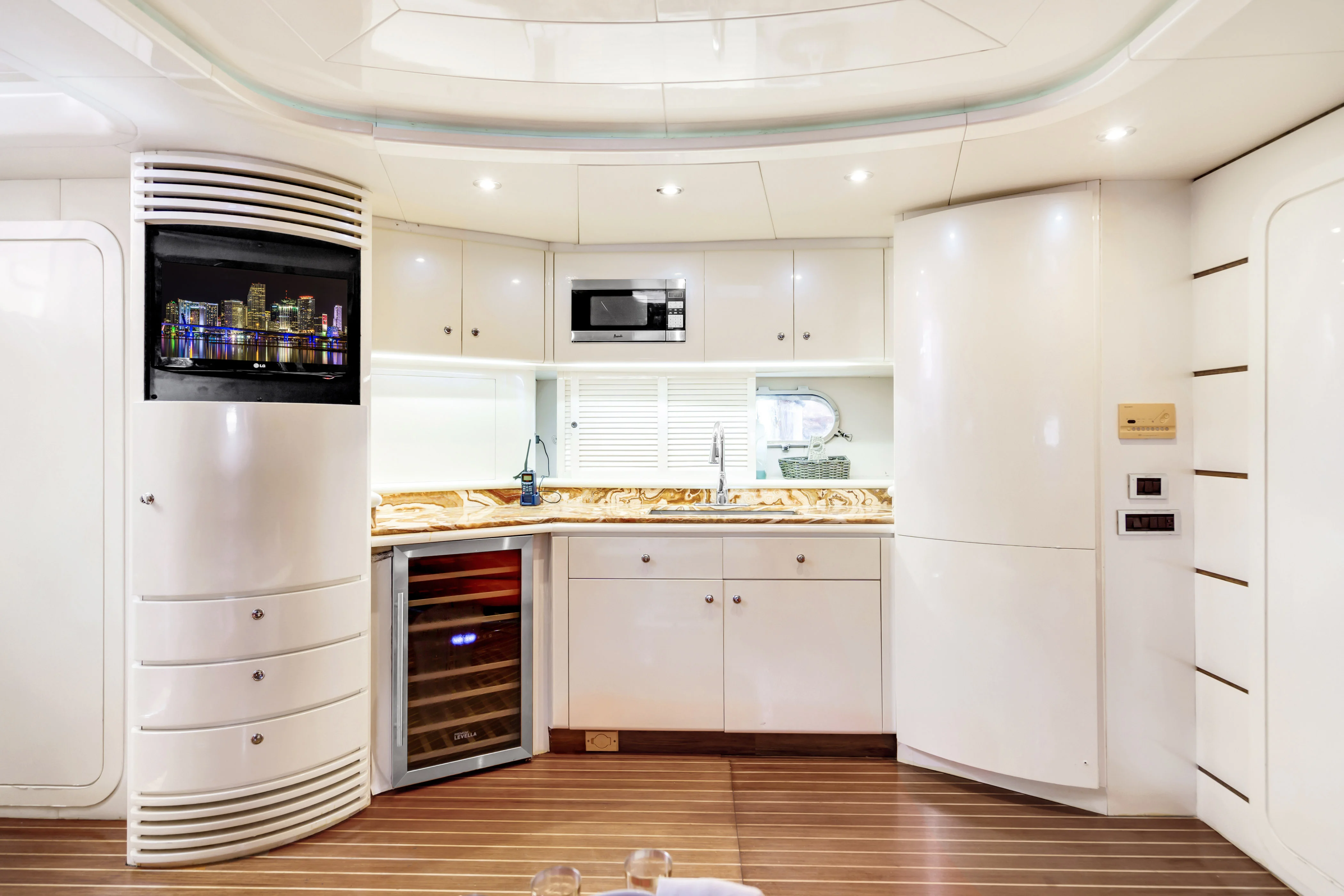 85ft Baia premium amenities